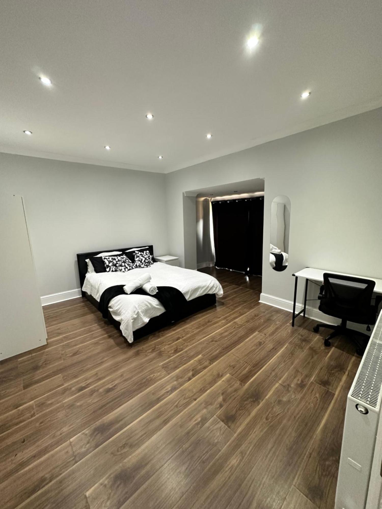 Black & White Double Bedroom Affittacamere Londra