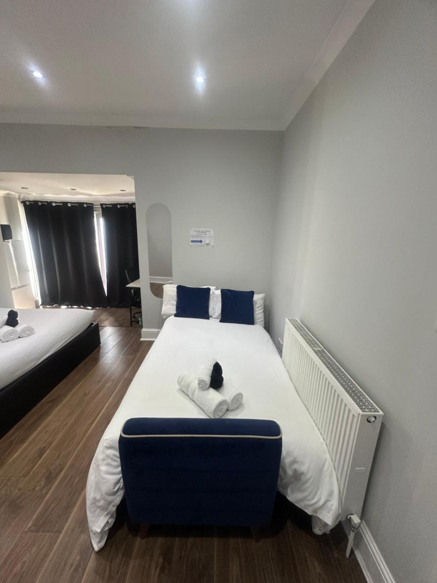 Black & White Double Bedroom Londra