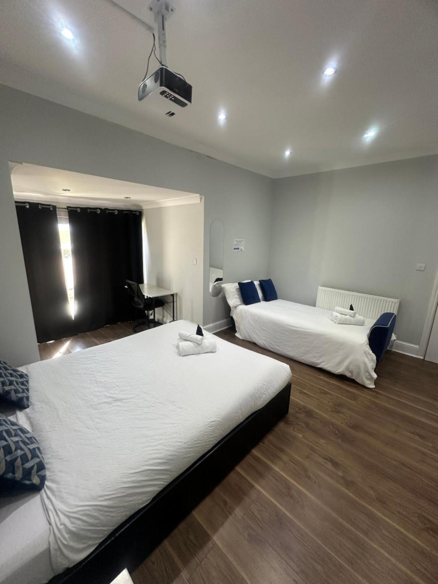 Black & White Double Bedroom * Londra